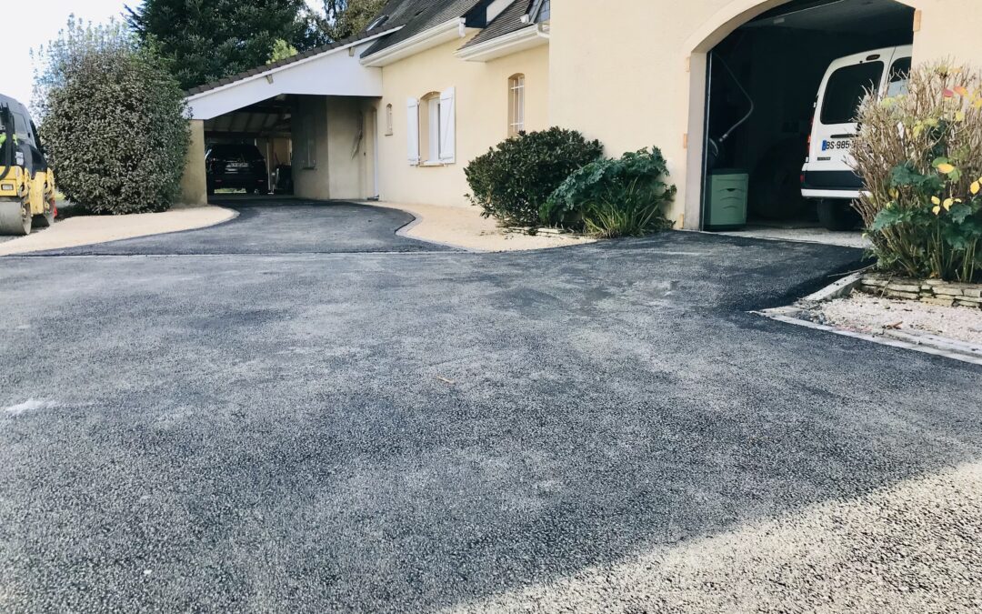 Aravia TP à Tarbes pose des enrobés perméables esthétiques et écologiques pour vos allées et parkings dans les Hautes-Pyrénées.